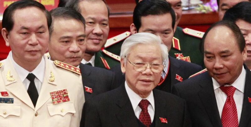Tổng Bí Thư Nguyễn Phú Trọng (giữa), Thủ tướng Nguyễn Xuân Phúc (phải) và Chủ tịch nước Trần Đại Quang (trái) chụp ảnh tại lễ bế mạc Đại hội đảng Cộng sản Việt Nam ở Hà Nội hôm 28/1/2016 