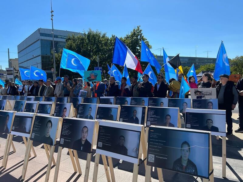 2023-يىلى جەنۋەدە ب د ت ئالدىدا ئېلىپ بېرىلغان نامايىشتىن بىر كۆرۈنۈش. 2023-يىلى، جەنۋە
