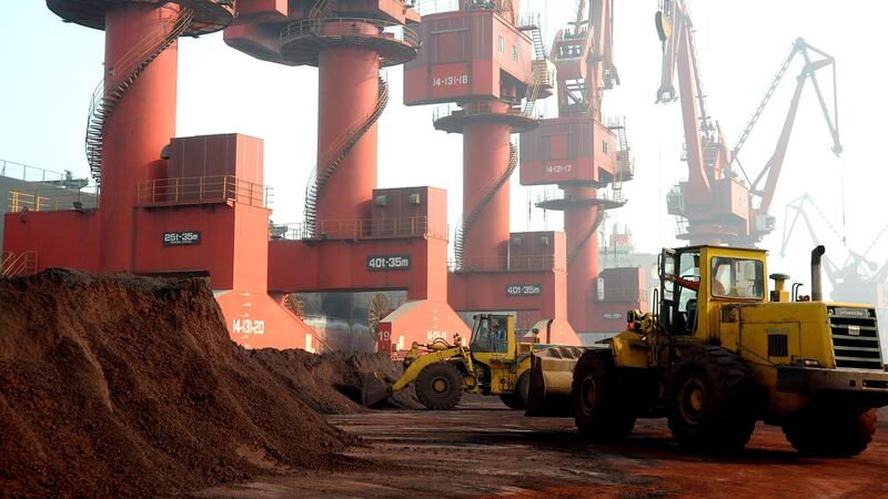 图为2010年10月31日,中国江苏省连云港市工人在港口运输含稀有元素的土壤。(路透社)