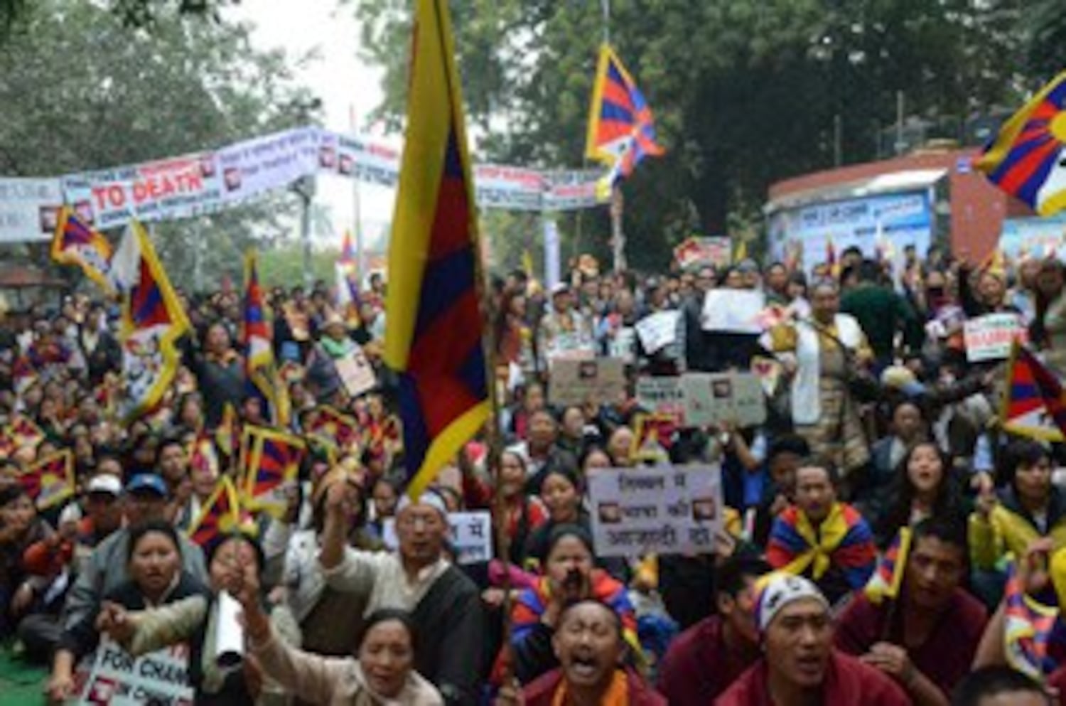 图片： 流亡藏人高呼口号，抗议中国当局在西藏的高压政策。 （记者丹珍拍摄）