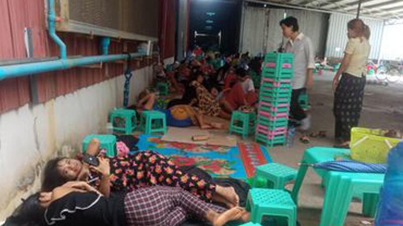 ရန်ကုန်တိုင်း ရွှေပြည်သာမြို့နယ်မှ Hong Miao Garment စက်ရုံမှ ဆန္ဒပြတောင်းဆိုနေကြသည့် အလုပ်သမားများအား ၂၀၂၃ ခုနှစ် အောက်တိုဘာလ ၄ ရက်နေ့က တွေ့ရစဉ်။ (Photo: Citizen Journalist)