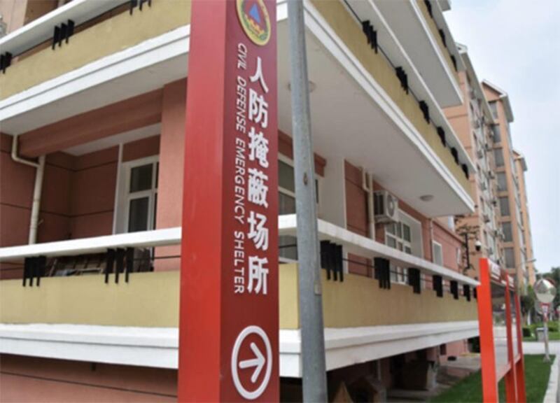 近日北京一些社区设立”人防掩蔽场所”指示牌，向民众宣导防空地点和空袭警报。（产経新闻）