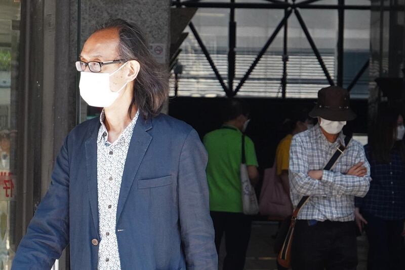 「雞蛋同盟有限公司」董事葉劍青（前者西裝）及石守正（後面格仔衫），獲批准以每項控罪一萬元、簽保守行為一年處理，期間須保守行為良好，不得干犯任何選舉舞弊及非法行為。（余法 攝）