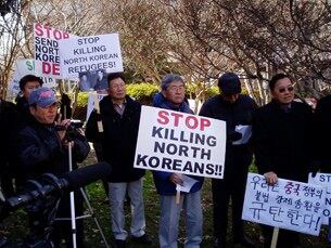 인권단체 디펜스 포럼 회원과 일반시민, 재미동포 등 30여명이 지난해 12월 워싱턴에 있는 주미 중국 대사관 앞에서 탈북자의 강제 북송을 중단 하라고 촉구하는 시위를 하고 있다.