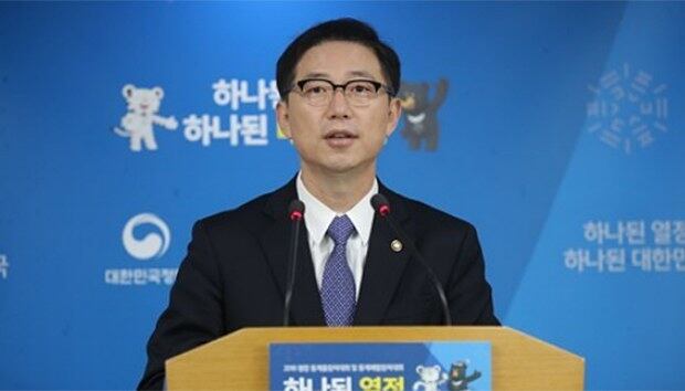 천해성 통일부 차관이 10일 서울 세종로 정부서울청사에서 '개성공단 기업 및 경협기업 지원 대책'을 발표하고 있다.