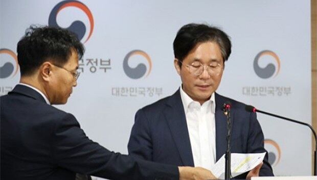 성윤모 산업통상자원부 장관이 9일 정부서울청사에서 일본이 최근 수출규제의 배경으로 불화수소(에칭가스) 등 전략물자의 대북반출 의혹을 거듭 제기한 것과 관련 브리핑을 하고 있다.