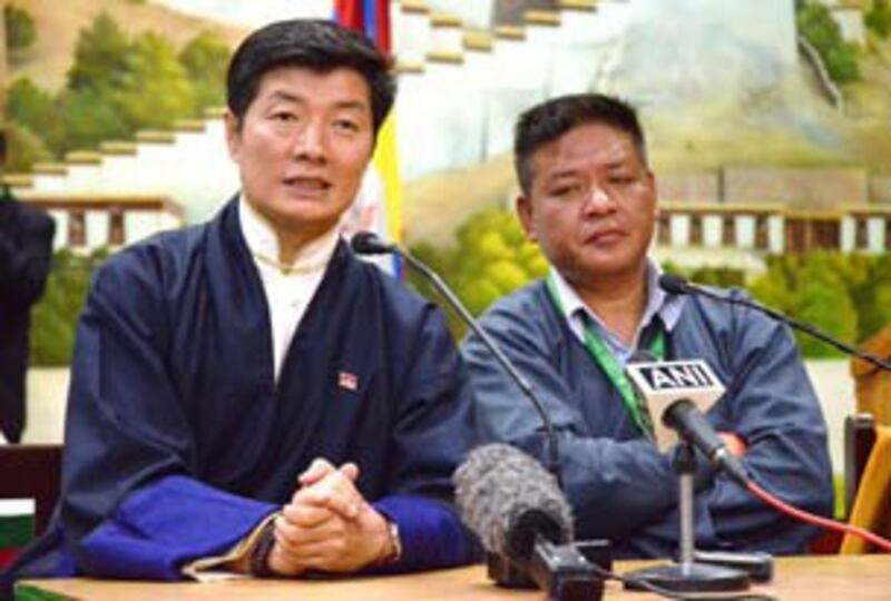 图片:西藏人民议会议长与藏人行政中央首席部长举行记者会。(记者丹珍摄)