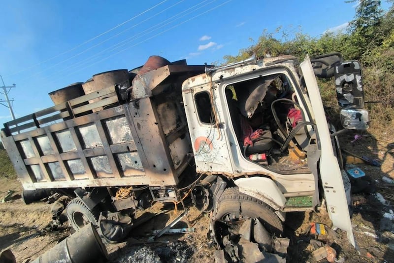 ဒီဇင်ဘာလ ၂၇ ရက်နေ့ ခင်ဦးမြို့နယ် မြေနီလျှိုရွာအနီး လေကြောင်းတိုက်ခိုက်ခံရအပြီး အပျက်အစီးမြင်ကွင်းများ