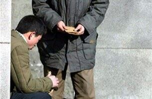북한 남성 두 명이 평양의 한 지하철역 입구에서 암달러를 거래하고 있다.