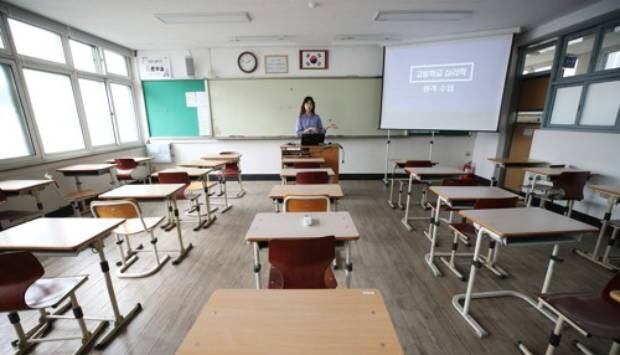 서울 마포구 서울여자고등학교에서 교사가 온라인 수업 예행연습을 하고 있다.