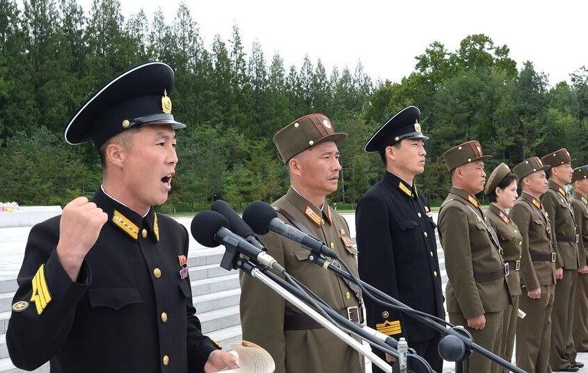 지난 2015년 평양 인민무력부 김일성, 김정일 동상 앞에서 열린 북한군인들의 결의모임 모습.
