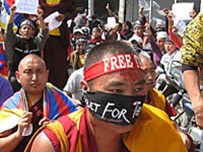 tibetan-nepal-protests-200.gif