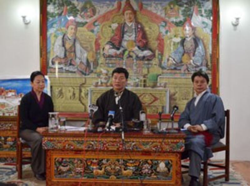 图片:藏人行政中央司政洛桑森格在记者会上发言。(记者丹珍摄)
