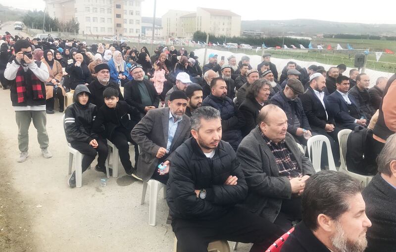 ئىستانبۇلنىڭ سەلىمپاشا رايونىدا ئۇيغۇر مەھەللىسى قۇرۇلۇشى ئۈچۈن سېتىۋېلىنغان زېمىندا ئۆتكۈزگەن ئېچىلىش مۇراسىمىدىن كۆرۈنۈش. 2023-يىلى 7-مارت، تۈركىيە.