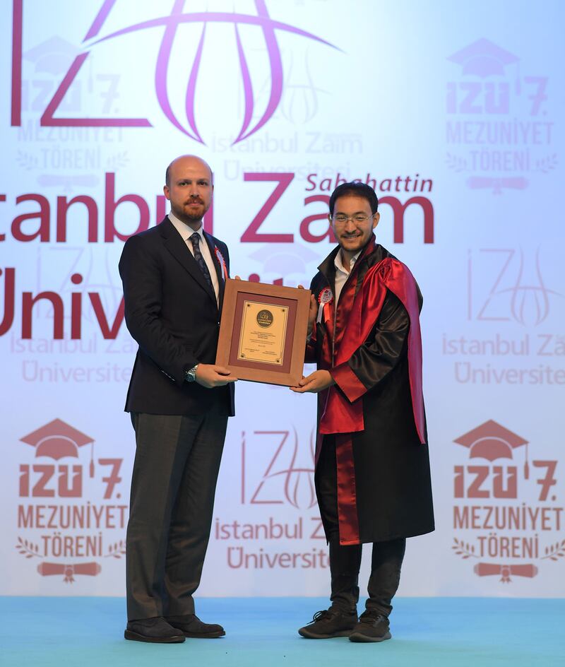 ئىستانبۇل ساباھاتتىن زائىم ئۇنىۋېرسىتېتىدا ئۇنىۋېرسىتېت بويىچە بىرىنچى بولۇپ ئوقۇش پۈتتۈرگەن ئۇيغۇر ئوقۇغۇچى ئابدۇللا مۇھىددىنئوغلىغا تۈركىيە جۇمھۇرىيىتىنىڭ رەئىسى رەجەپ تاييىپ ئەردوغاننىڭ ئوغلى بىلال ئەردوغان تەقدىم قىلدى. 2021-يىلى 2-ئاۋغۇست، تۈركىيە.