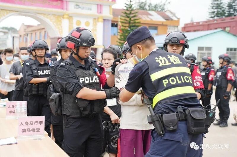 ကိုးကန့်ဒေသမှ တရုတ်နိုင်ငံသား ၃၃၇ ဦးအား ၂ဝ၂၃ ခုနှစ် အောက်တိုဘာလ ၇ ရက်နေ့က တရုတ်ဘက်သို့ လွှဲပြောင်းပေးခဲ့စဉ်။ (ဓာတ်ပုံ - ကိုးကန့်ဒေသသတင်းလွှာ)