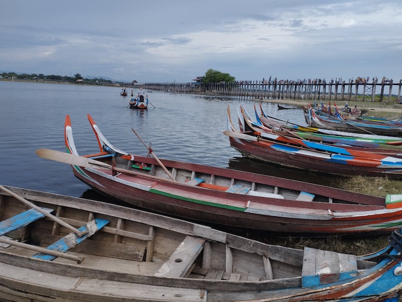 မန္တလးမြို့မှ တောင်သမန်အင်းနဲ့ ဦးပိန်တံတားကို ၂၀၂၃ ခုနှစ် ဇူလိုင် ၁၁ ရက်နေ့က တွေ့ရစဉ်။ (Photo: RFA)
