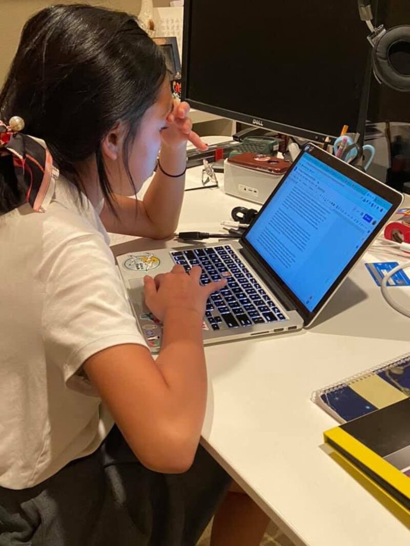 Một em trong nhóm NextGen đang soạn thảo bản báo cáo.