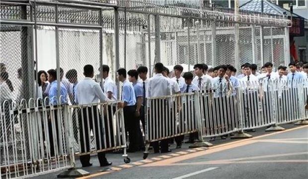 지난 9월 열린 중국 선양 북한총영사관 9·9절 기념행사에 참석하는 북한 사람들.