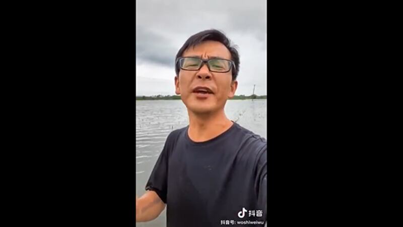 安徽一名农民表示，洪水淹没了他种植的三百亩稻田。（视频截图）