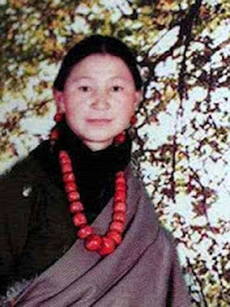 甘肅合作巿26歲藏族婦女卓朵吉,8月7日在合作寺附近自焚身亡。海外藏民指,當局拘留3名疑涉及事件的僧人。(唯色博客提供)