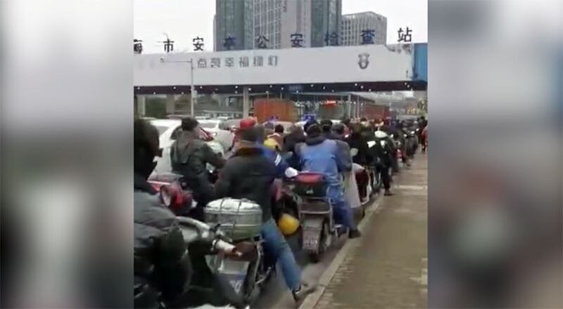 上海安亭公路检查站，聚集众多进城人士。（志愿者提供/记者乔龙）