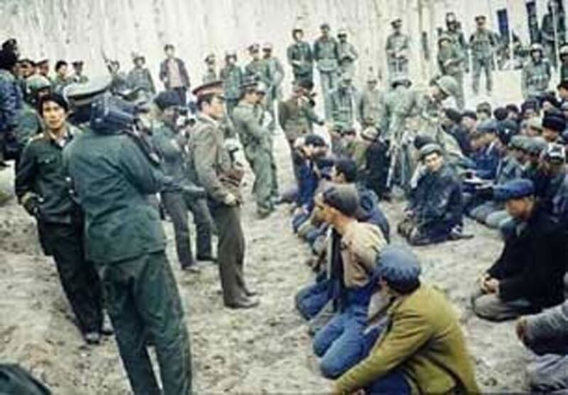 خىتاي ساقچىلىرى ئۇيغۇر ئېلىدىكى مەلۇم يېزىدا ئۇيغۇر دېھقانلىرىنى تۇتقۇن قىلماقتا. 1990-يىلى ئاپرېل.