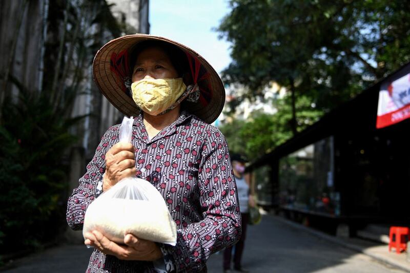 Một người vừa nhận gạo từ thiện ở Hà Nội tháng 4 năm 2020.