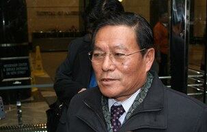 지난해 11월 미국을 방문한 북한 외무성 리 근 미국국장이 뉴욕 전미외교정책협의회(NCAFP) 사무실에서 성 김 미 국무부 북핵특사와 회동을 마친 뒤 기자들의 질문에 답하고 있다.