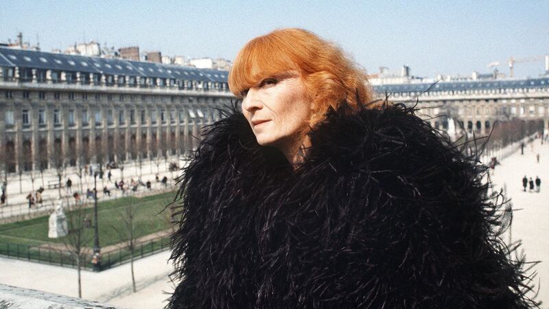 1984年3月21日,法国服装设计师索尼亚·里基耶乐(Sonia Rykiel)在巴黎皇宫花园留影。（法新社）