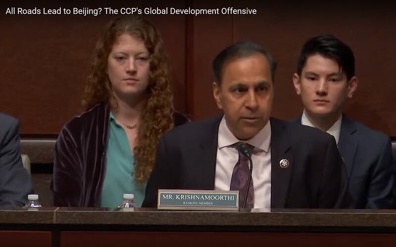 美国众议员拉贾·克利胥纳莫提（Subramanian Raja Krishnamoorthi）在会上指出，中国的"一带一路"倡议已经拓展至全球多数国家，这也使得"一带一路"所制造的问题急需受到关注。（视频截图/美国国会官网）