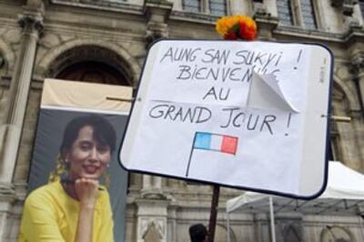 Paris: Hiệp hội các Quốc Gia Á Châu tranh đấu cho Nhân Quyền tổ chức ăn mừng bà Suu Kyi được trả tự do.