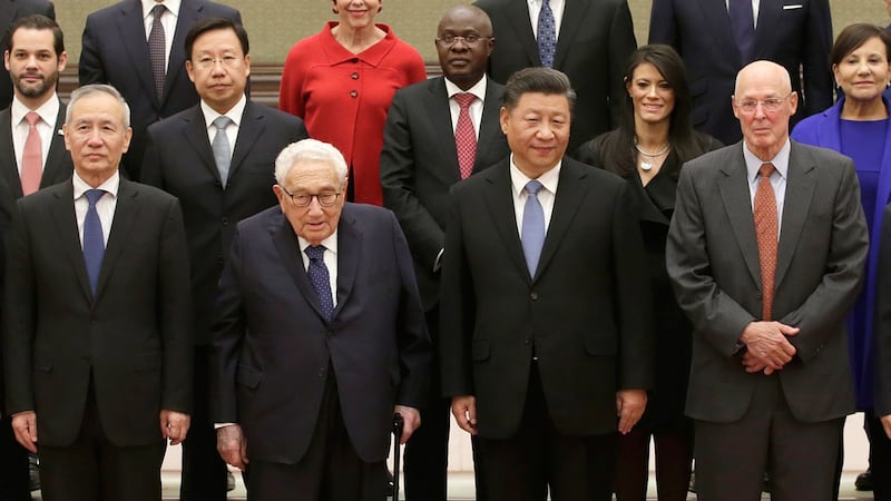 2019年11月22日,众人在北京出席2019创新经济论坛时的合照,中国国家主席习近平(右二)和副总理刘鹤(左)与美国前国务卿基辛格(左二),美国前财政部长亨利·保尔森(右)。(美联社)
