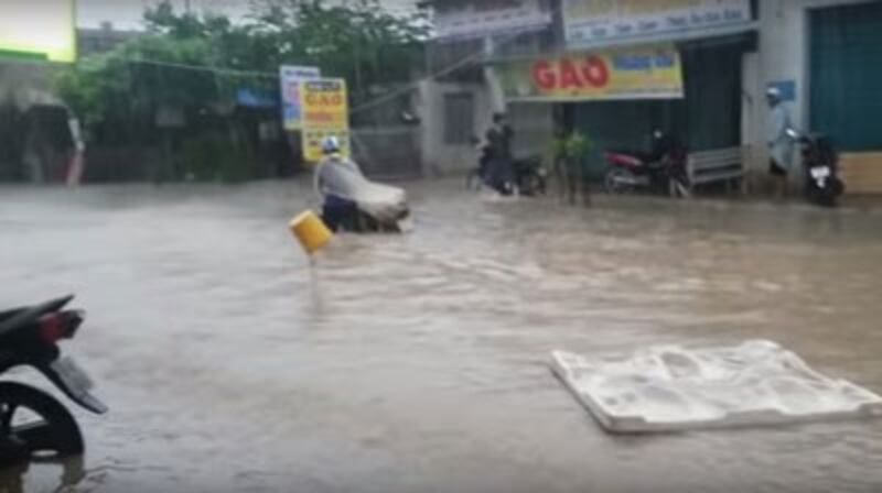 Người dân vất vả di chuyển trên đường ngập nước. RFA photo