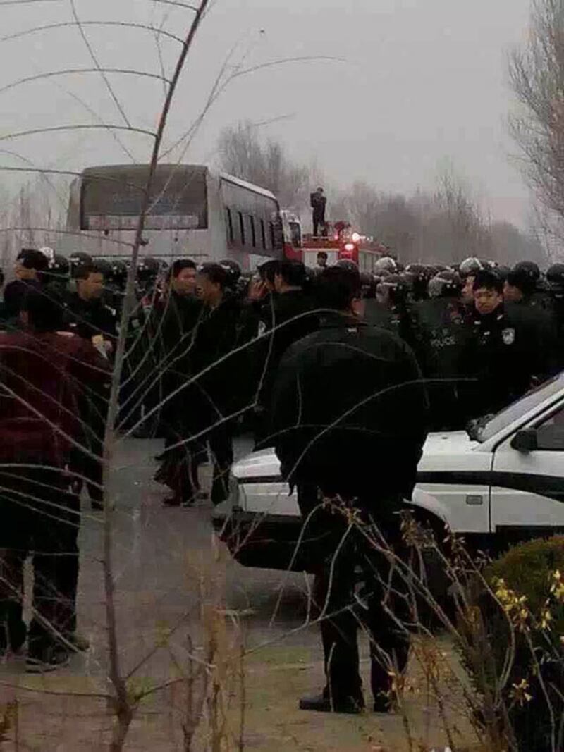 2015年4月4日， 大批特警在化公園區外，準備抓捕維權村民。（民權人士新娜提供）