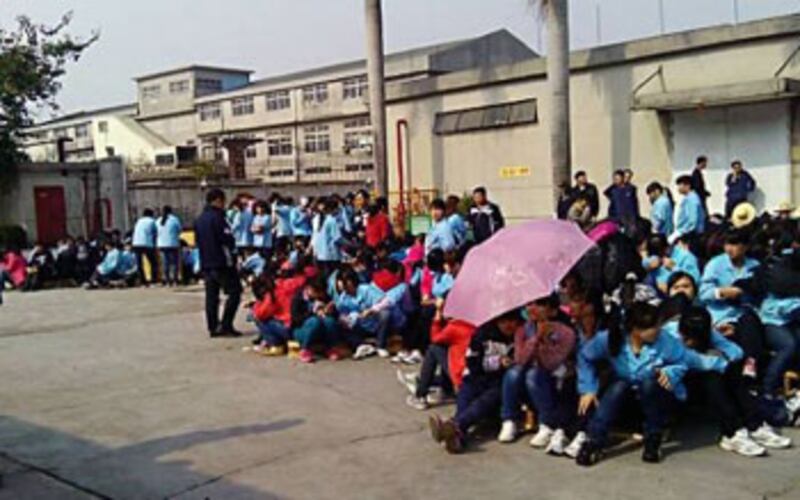 1月10日,深圳崇光電器廠工人被政府用大巴由政府送回工廠,但工人仍維持罷工。(工人提供)