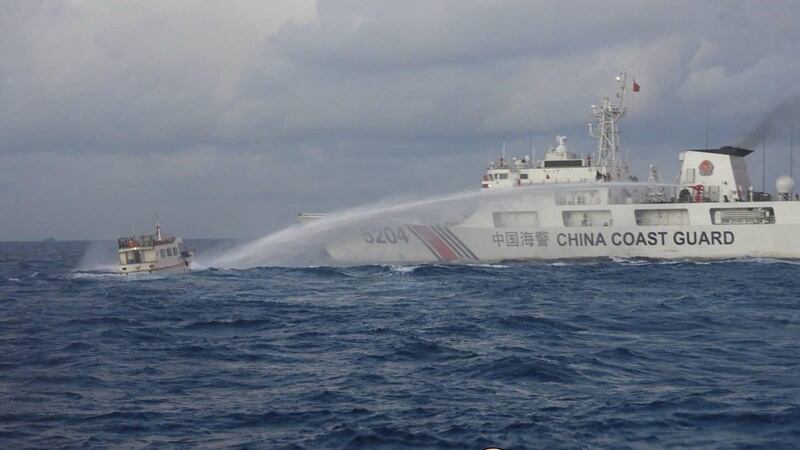 2023年12月9日,中国海警船只在菲律宾专属经济区内的卡伯勒浅滩附近向三艘菲律宾船只发射水炮。(路透社)