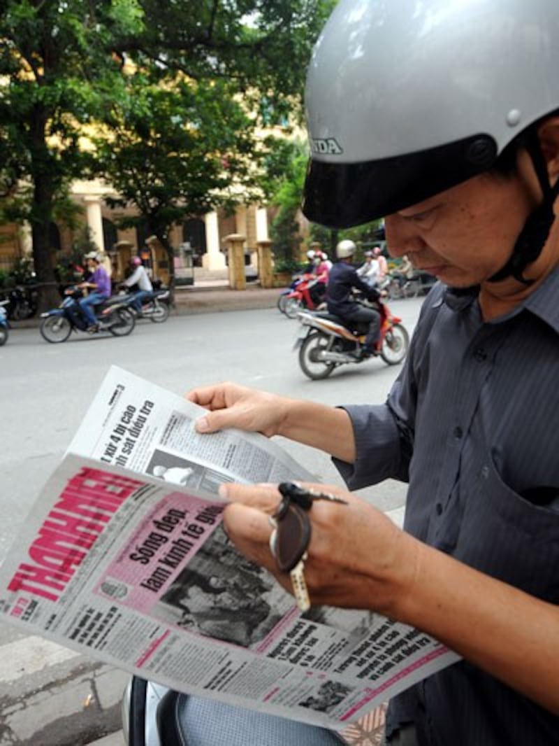 Hình minh họa. Một người đàn ông đọc báo Thanh Niên trước tòa án Nhân dân ở Hà Nội hôm 15/10/2008