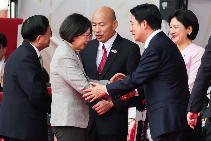 台灣前總統陳水扁（左）與蔡英文（左二）、立法院院長韓國瑜（中）出席總統府前雙十慶祝活動，獨欠馬英九。（路透社圖片）