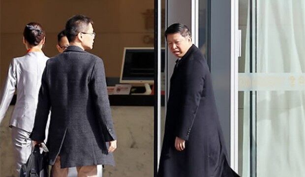 17일 오후 중국 베이징 서우두 국제공항에서 시진핑 특사로 방북하는 쑹타오(宋濤) 중국 공산당 대외연락부 부장이 귀빈 통로로 들어가고 있다.