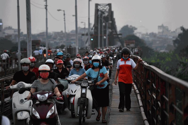 Người Hà Nội đeo khẩu trang ra đường hôm 1/10/2019