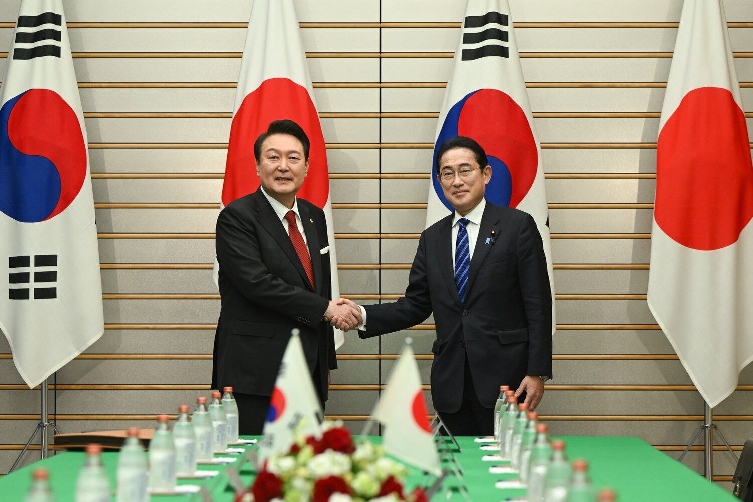 1박2일 일정으로 일본을 방문한 윤석열 대통령과 기시다 후미오 일본 총리가 16일 오후 일본 도쿄 총리 관저에서 열린 한일 확대정상회담에 앞서 기념촬영을 하며 악수하고 있다. 2
