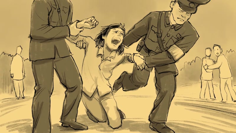 당국을 비난하는 욕설을 퍼붓다가 사법기관 성원에 의해 끌려가고 있는 여성.