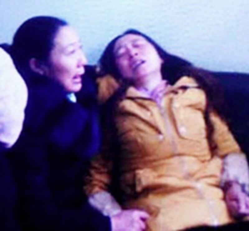 四川雅安巿姚橋鎮土橋村村民張素蓉，2014年12月16日就安置房問題在村書記辦公室割腕未遂。(照片來自中國天網) 