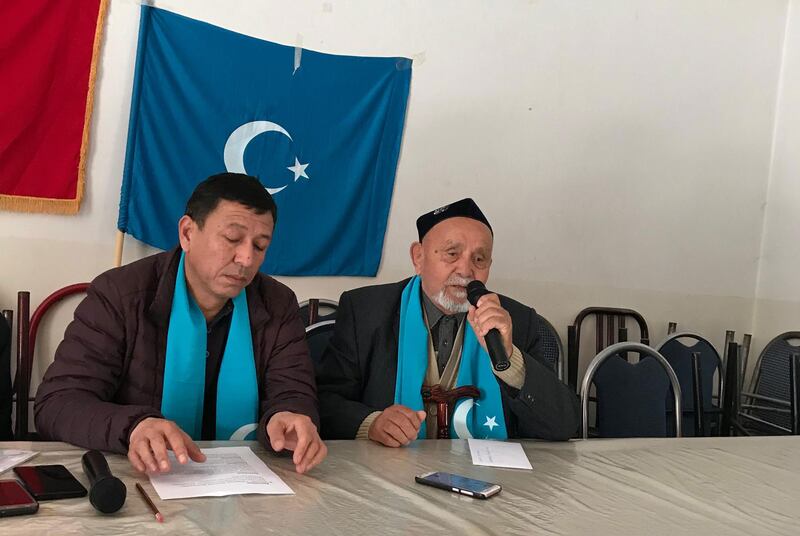 شەرقى تۈركىستان ئىنقىلابىنىڭ قاتناشقۇچىسى، شەرقىي تۈركىستان مىللىي ئارمىيەسىنىڭ پېشقەدەم جەڭچىسى مەرھۇم ئابلىمىت بەكرى ئەپەندى بارىن ئىنقىلابىنى خاتىرىلەش يىغىنىدا سۆزلىمەكتە. 2021-يىلى ئاپرېل، بىشكەك.