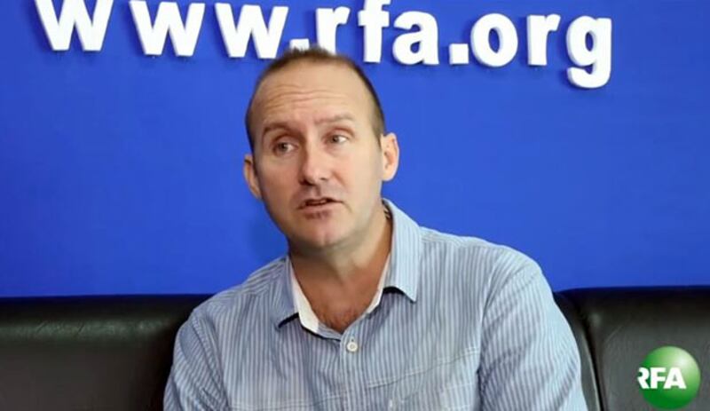 អ្នក​និពន្ធ​សៀវភៅ​ប្រវត្តិសាស្ត្រ​ខ្មែរ​ក្រហម "នៅ​ពេល​ពពក​ធ្លាក់​ពីលើ​មេឃ" លោក រ៉ូប៊ឺត ខាម៉ៃខឺល (Robert Carmichael) ផ្ដល់​បទសម្ភាសន៍​ដល់​វិទ្យុ​អាស៊ីសេរី នា​រាជធានី​ភ្នំពេញ កាល​ពី​ថ្ងៃ​ទី​១ ឧសភា ឆ្នាំ​២០១៥។