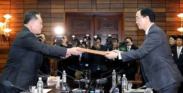 조명균 통일부장관과 리선권 조국평화통일위원회 위원장이 판문점 북측 통일각에서 열린 남북 고위급회담에서 합의내용을 담은 공동보도문을 교환하고 있다.