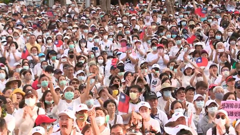 韩国瑜在11日下班后，被解除高雄市长职务，上万人穿白衣戴口罩参加道别音乐会。（韩国瑜脸书直播截图）