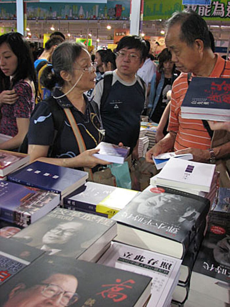 政治書種的櫃治前，夫妻二人徘徊選購。愛看中國政治書的妻子點頭示意，歡迎更多大陸人來港購買此類禁書。(劉雲攝)