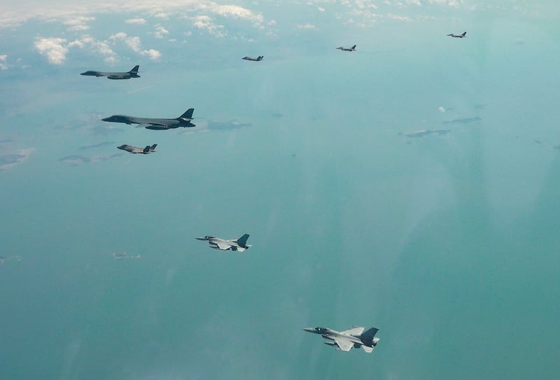 한국 국방부는 15일 미국 B-1B 전략폭격기가 전개한 가운데 한미 연합공중훈련을 실시했다고 밝혔다. 한국 공군의 F-35A, F-16 전투기와 미국의 F-16 전투기 등이 한미 연합공중훈련에 참여하고 있다. 2025.4.15